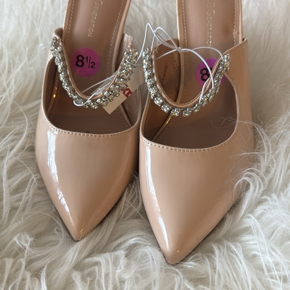 New BCBG Generation Embellished Slide Heels
Nude Pointy Choo Bing Toe 8.5 - Picture 3 of 7